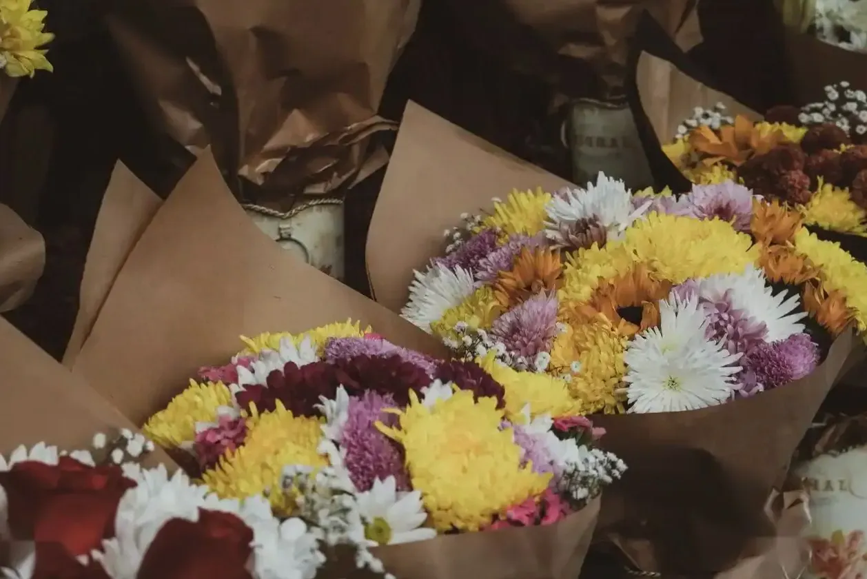 Florystka układająca róże w gąbce florystycznej