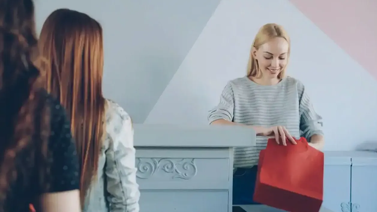 Owoce sezonowe w koszu wiklinowym